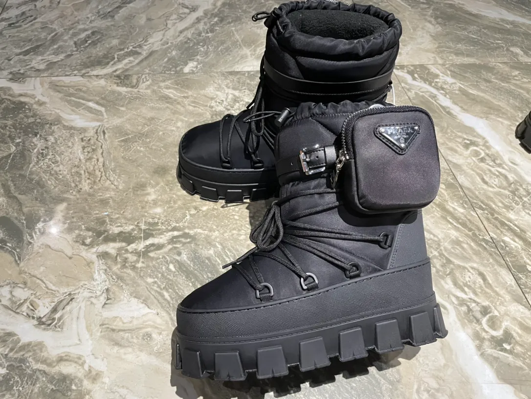 👟👟Ex-factory price 760👟👟 The highest version on the market, Prada's king style, snow boots, ski boots, fat and cute, so cute →_→ From the Prada limited series, unique. Shiny nylon Oblique upper with criss-cross straps for an ideal fit. The boots are made of technical fabric and have a short-cut version. They can be worn in the city or in the mountains. They make the calves slimmer, taller, warmer and have a concave shape. The boots and soles use the original waterproof effect. The size is 35-40. 41Customized